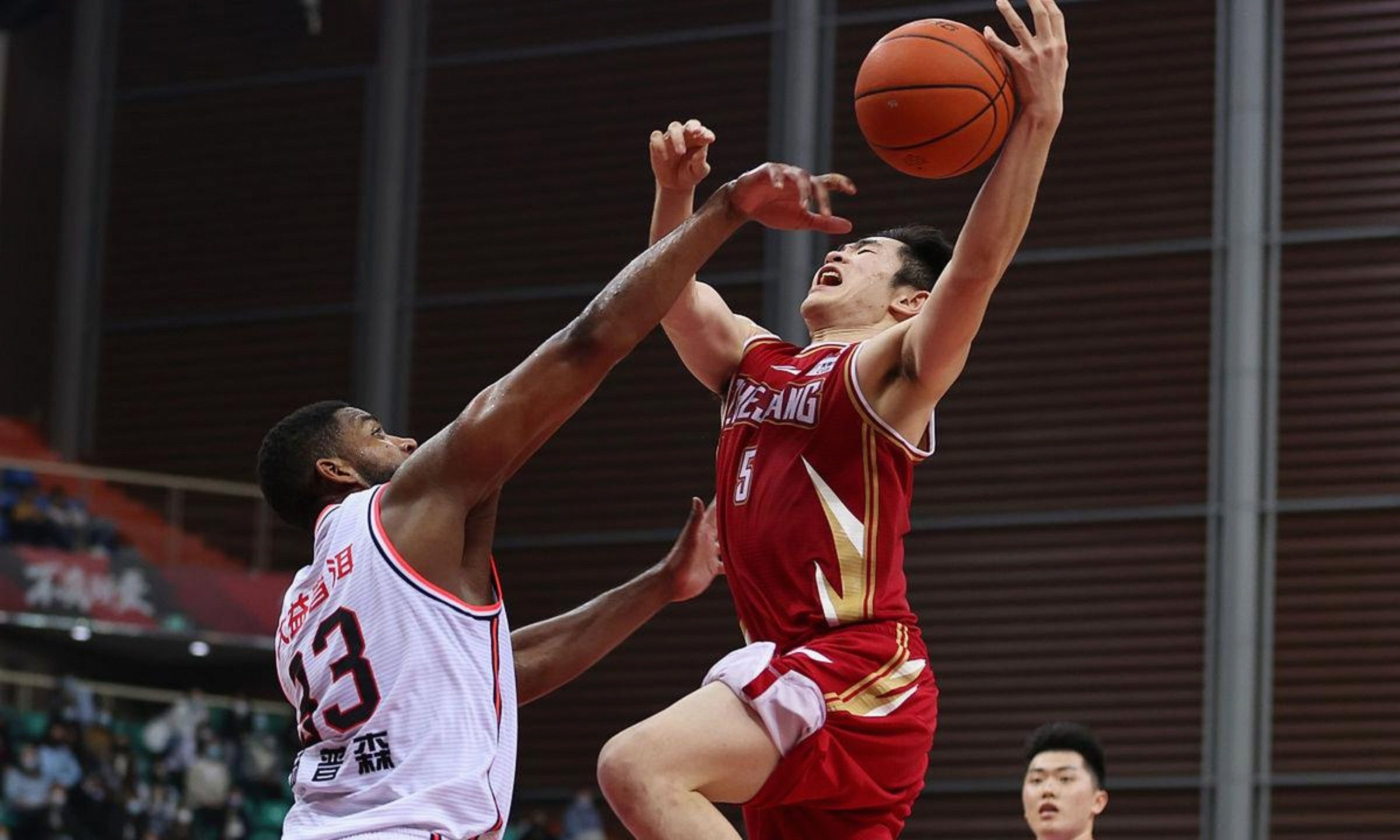 包含从山东泰山绝杀压哨备战CBA常规赛到赛后山东男篮备战西甲，本菲卡围绕亚冠内部沟通的词条